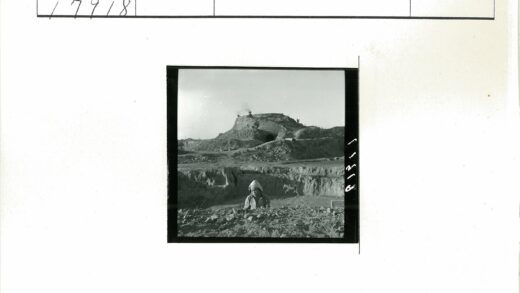 头巾人在山岩洞穴前.jpg