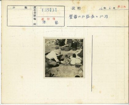 头盔男子与孩童户外互动.jpg