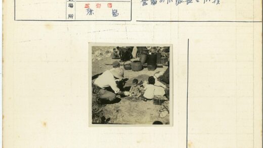 头盔男子与孩童户外互动.jpg