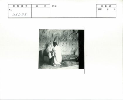 头罩人跪绘浮雕艺术.jpg
