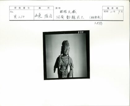 头饰精致服装人物雕像.jpg