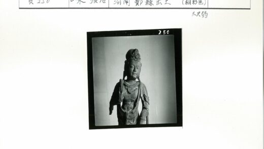 头饰精致服装人物雕像.jpg