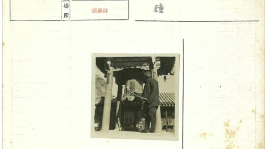 夹克男子敲钟木亭传统建筑.jpg