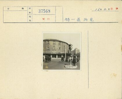 女交警指挥繁忙街景.jpg