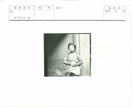 女人与小鸟墙边合影.jpg