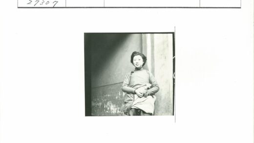 女人与小鸟墙边合影.jpg