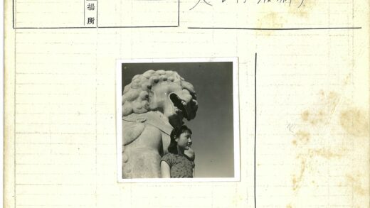 女人与石狮雕像合影.jpg