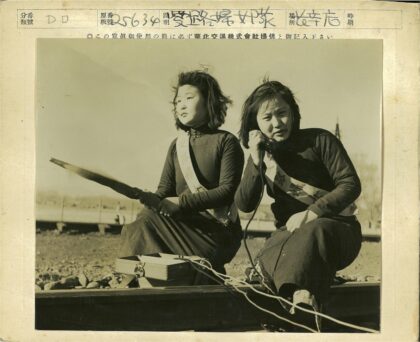 女人持桨通话开阔景观.jpg