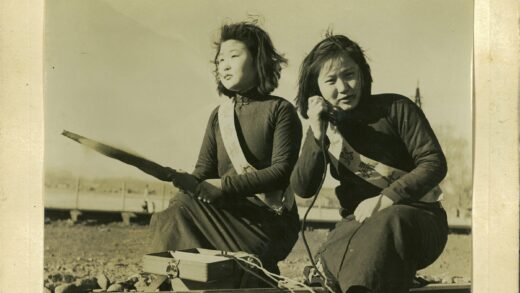 女人持桨通话开阔景观.jpg