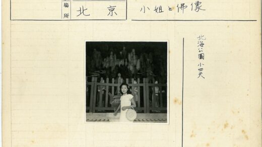 女人持编织帽站瓮前雕像围栏.jpg