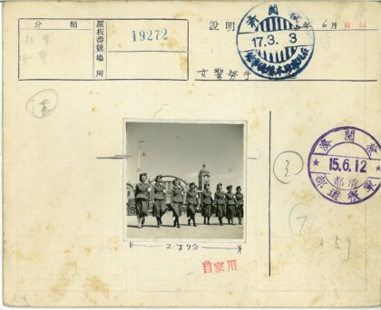 女兵列队钟楼前阅兵.jpg
