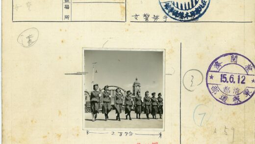 女兵列队钟楼前阅兵.jpg