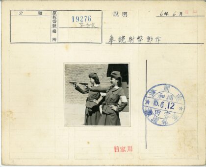 女兵砖墙前手枪射击训练.jpg