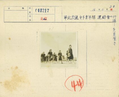 女兵鼓乐队户外游行风采.jpg