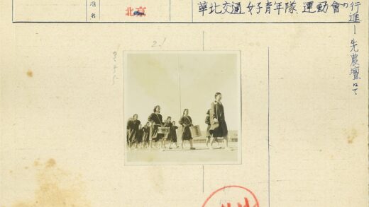 女兵鼓乐队户外游行风采.jpg