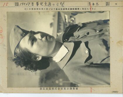 女制服工作人员户外背景.jpg