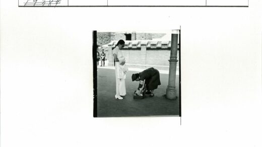 女士检查手提箱街景.jpg