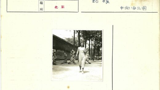 女士裙装漫步奇岩高树间.jpg
