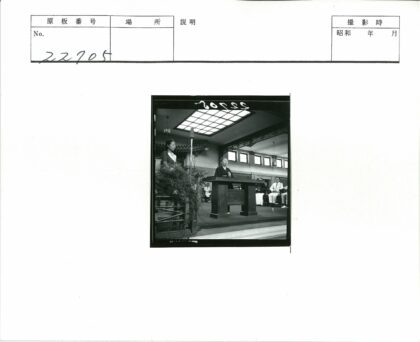 女士讲桌旁圆点裙女士室内教学.jpg