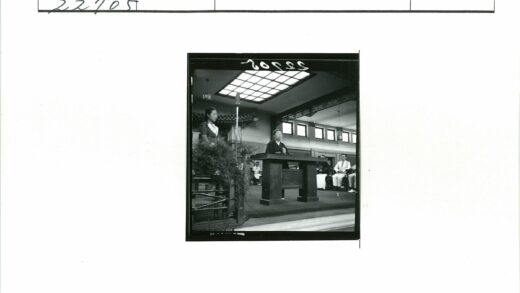 女士讲桌旁圆点裙女士室内教学.jpg