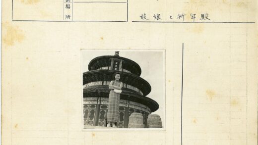 女子与多层圆顶建筑.jpg