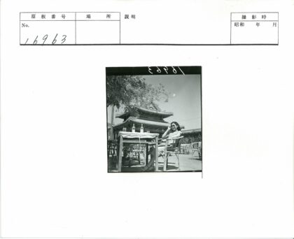 女子与玻璃瓶传统建筑风景.jpg