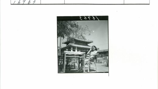 女子与玻璃瓶传统建筑风景.jpg