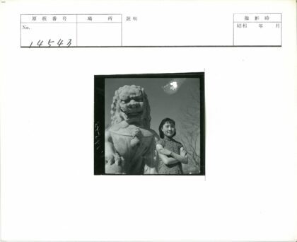 女子与石狮雕像晴天合影.jpg