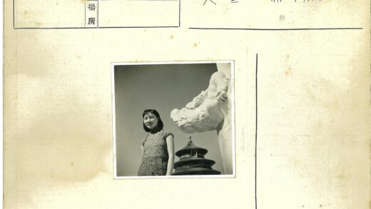 女子与石雕建筑.jpg
