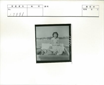 女子乘船游城市水景.jpg