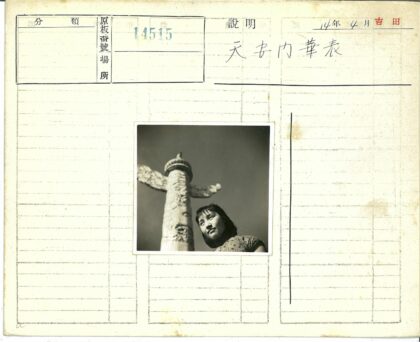 女子凝视纹理石柱晴空背景.jpg