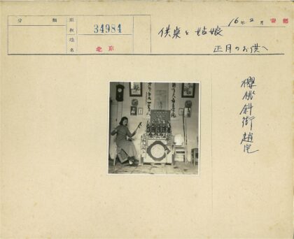 女子室内弹奏弦乐场景.jpg