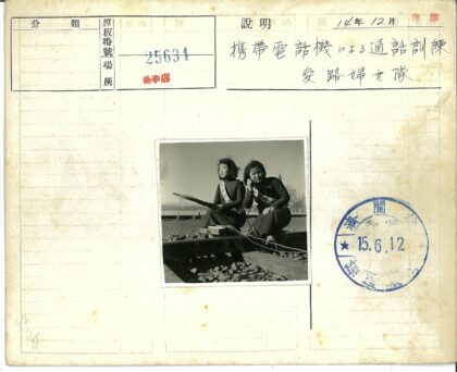 女子户外读书通话自然景.jpg