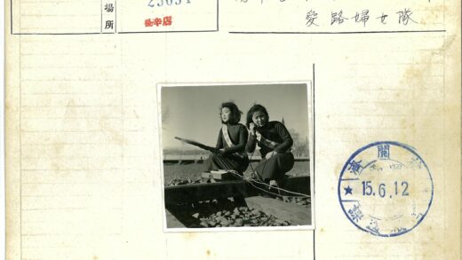 女子户外读书通话自然景.jpg