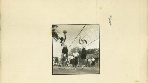 女子排球户外比赛网前争夺.jpg