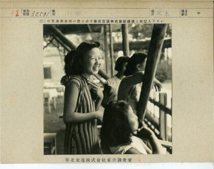 女子木门廊微笑交谈.jpg