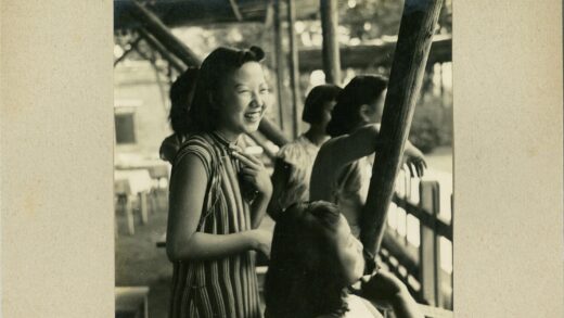 女子木门廊微笑交谈.jpg