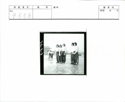 女子溜冰场合影白色上衣深色裤子.jpg