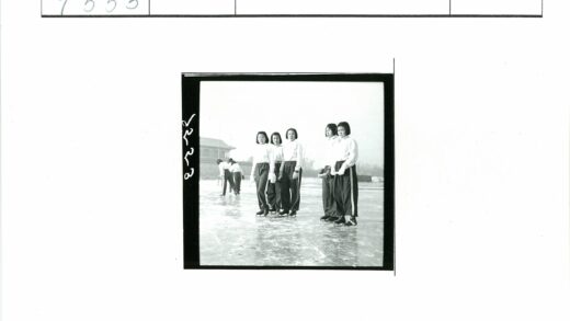 女子溜冰场合影白色上衣深色裤子.jpg