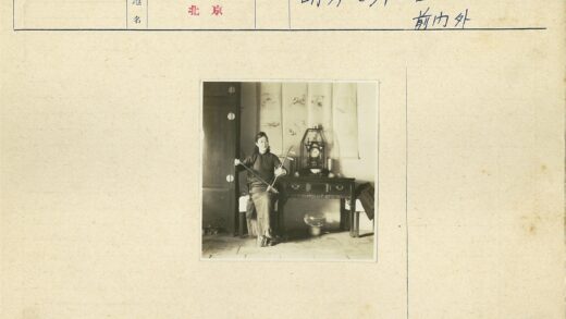 女子演奏传统乐器的室内场景.jpg