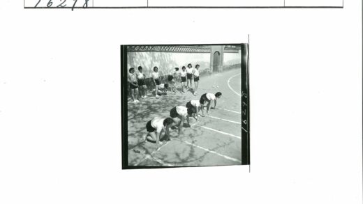 女子田径赛前准备与跑道起点.jpg