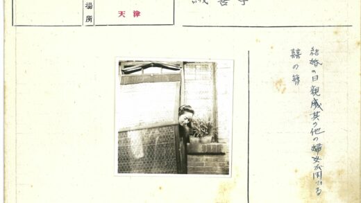 女子窥视纱门外的砖墙绿植.jpg