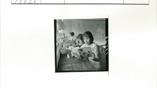 女孩与植物木桌旁读书.jpg