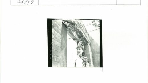 女孩与风化砖拱门.jpg