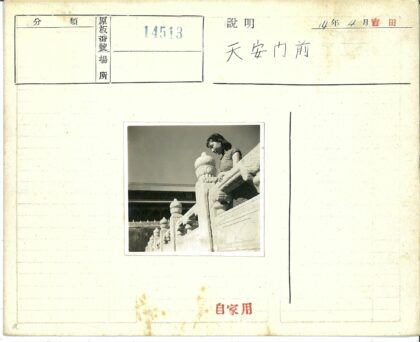 女孩凝望古建筑栏杆.jpg