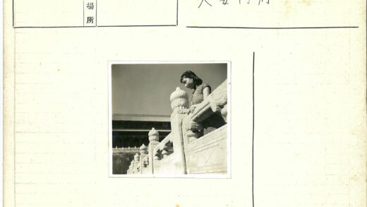 女孩凝望古建筑栏杆.jpg