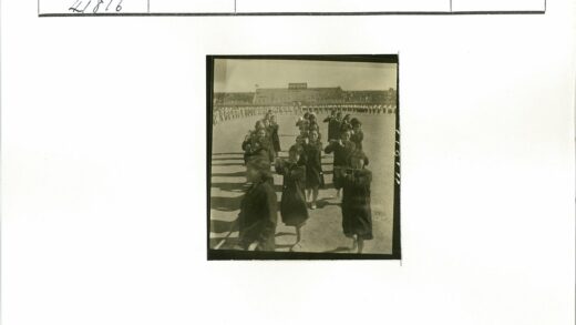 女孩吹笛行进表演现场.jpg