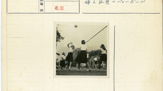 女孩户外打排球.jpg
