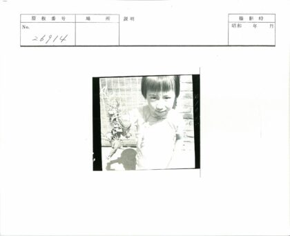 女孩手捧植物格子裙户外.jpg