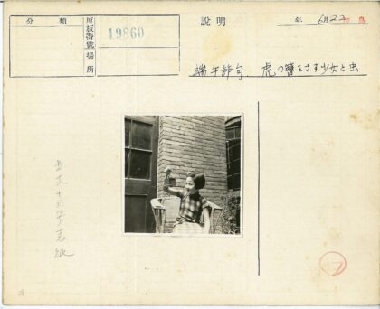 女孩柳条椅举盒子砖墙背景.jpg